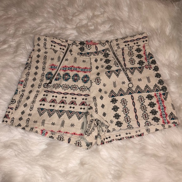 𝙏𝙧𝙞𝙗𝙖𝙡 𝙋𝙧𝙞𝙣𝙩 𝙎𝙝𝙤𝙧𝙩𝙨 - Picture 2 of 5